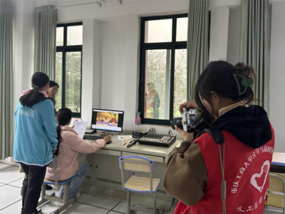 光影筑夢(mèng)，愛(ài)心同行——文新青服赴迎龍中學(xué)開(kāi)展公益攝影攝像志愿服務(wù)活動(dòng)紀(jì)實(shí)